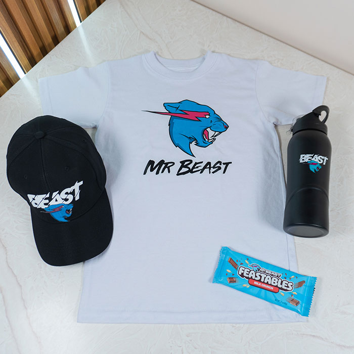 camiseta blanca mr beast, gorra negra mr beast, termo mr beast y feastables de milk crunch